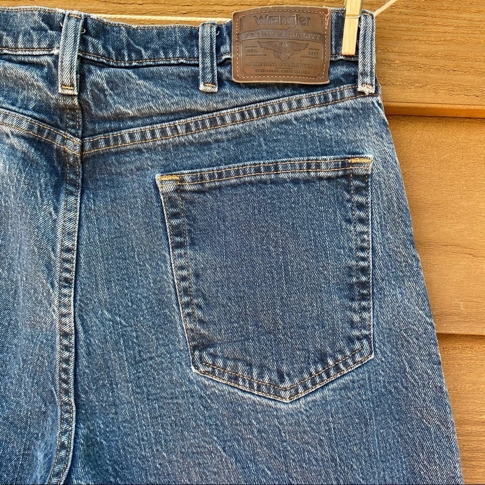 Vintage Wrangler Regular Fit Straight Leg Lightly Distressed Blue Jeans - Picture 9 of 13